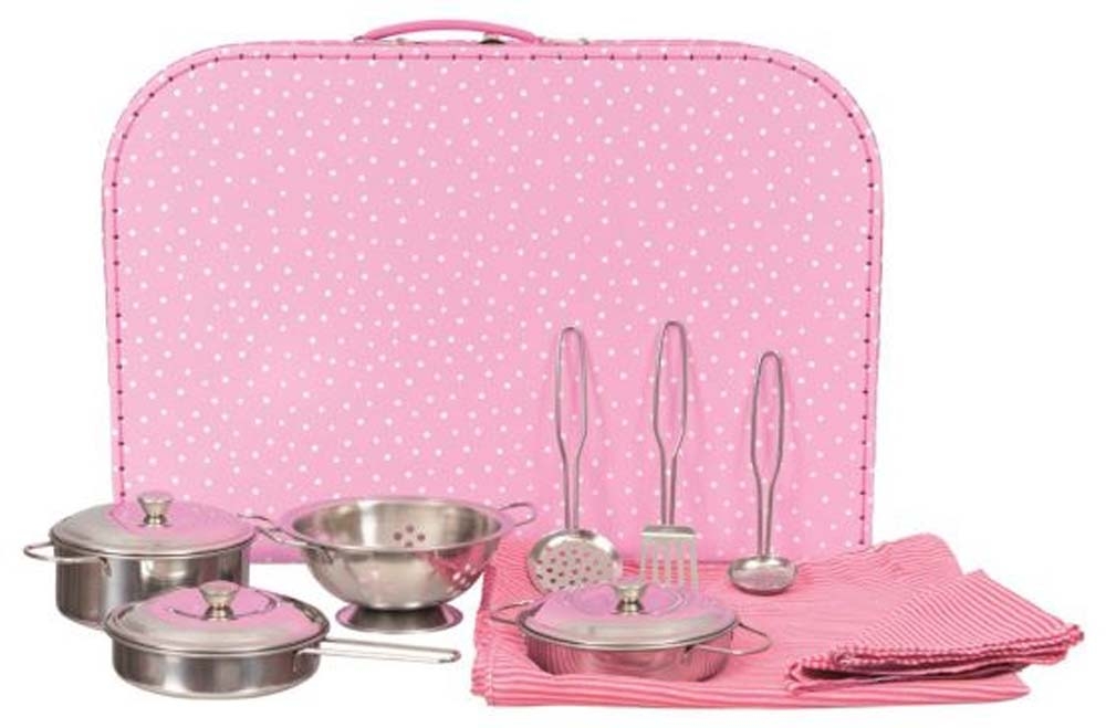 set de casseroles et passoire en metal dans une valise rose